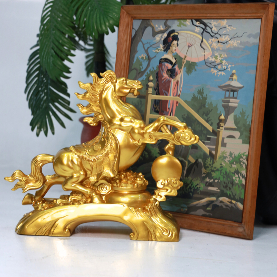 Relentless Victory Golden Power Horse 42cm