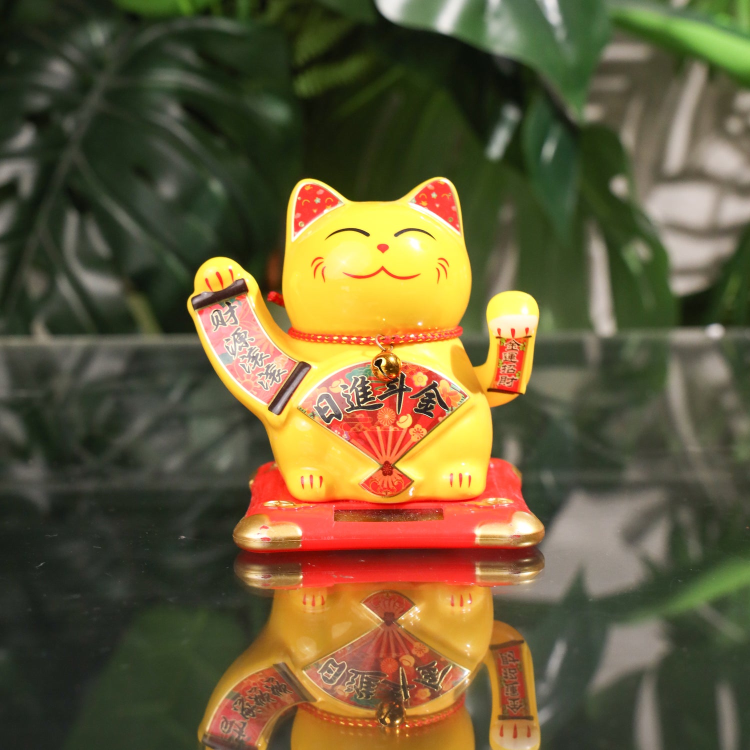 Golden Income Solar-Powered Lucky Cat 11cm