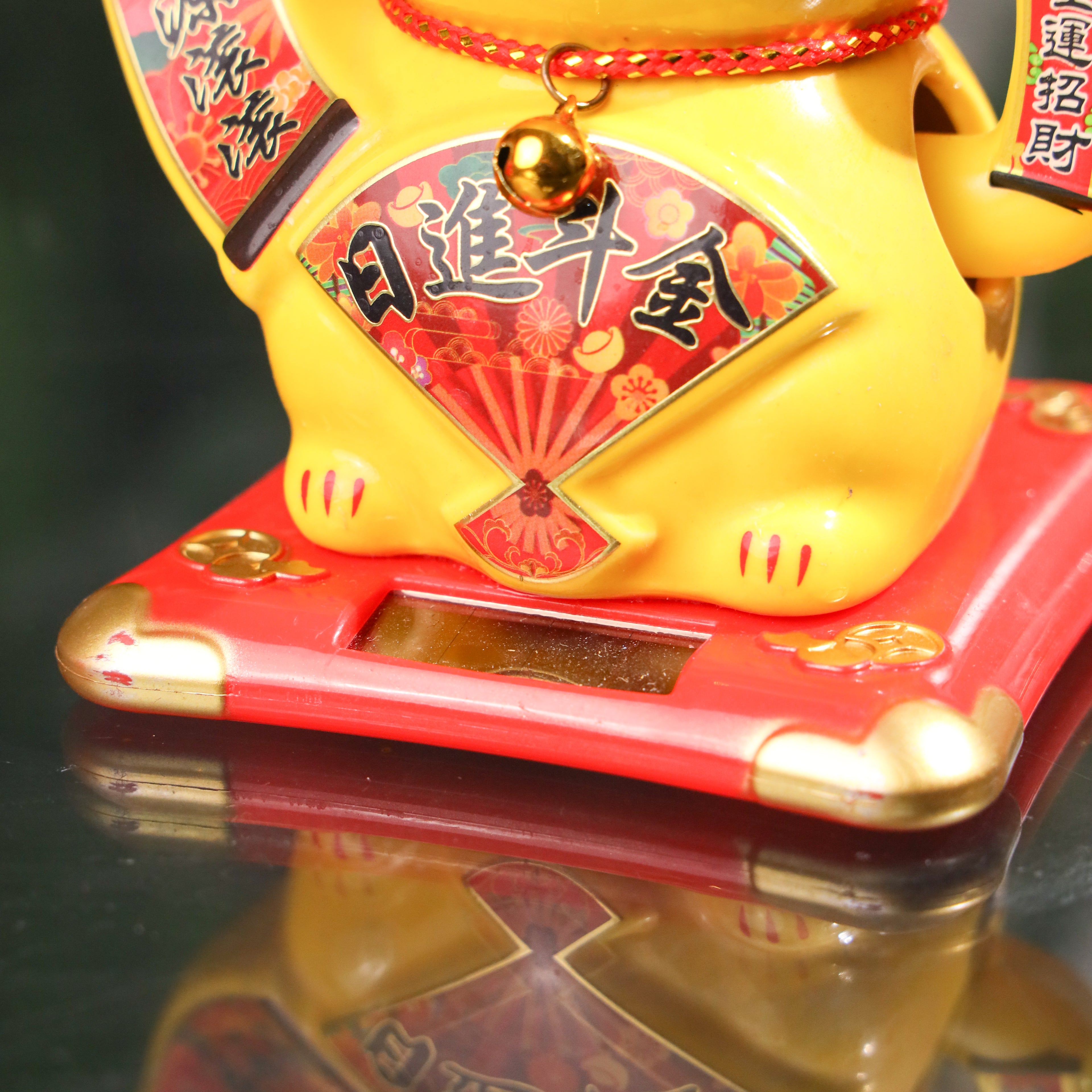 Golden Income Solar-Powered Lucky Cat 11cm